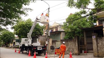 PC Ninh Bình: Áp dụng công nghệ Hotline trong công tác sửa chữa lưới điện hạ thế