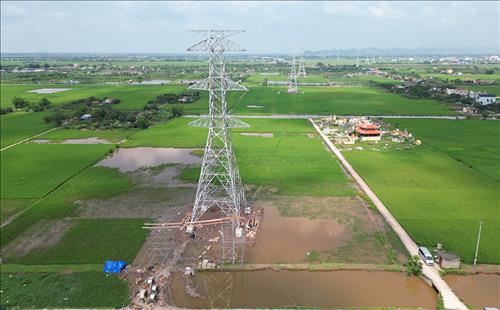 Kéo dây khoảng néo đầu tiên dự án đường dây 500kV mạch 3 cung đoạn Nhà máy Nhiệt điện Nam Định I- Thanh Hóa