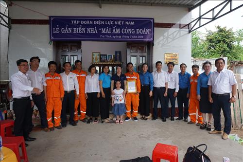 Công đoàn Điện lực Việt Nam gắn biển trao nhà 