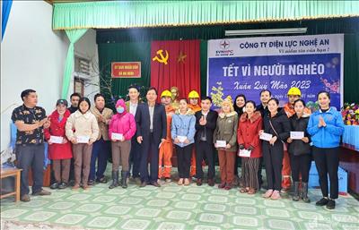 PC Nghệ An trao quà Tết cho người nghèo huyện Kỳ Sơn