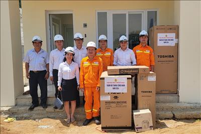 Công đoàn Công ty Truyền tải điện 2 thăm hỏi tặng quà tại Tổ thao tác lưu động Đắk Oóc