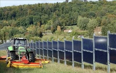 Các tấm pin mặt trời được dùng làm hàng rào ở châu Âu