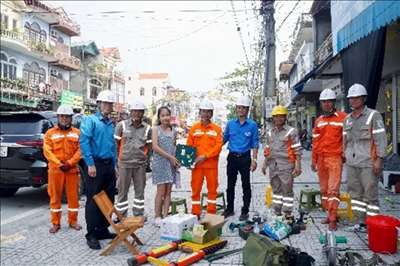 PC Thanh Hóa thăm hỏi, động viên đội xung kích khắc phục thiệt hại sau bão số 3 tại Quảng Ninh