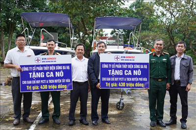 Thủy điện Sông Ba Hạ trao tặng 2 ca nô cứu hộ cho huyện Phú Hòa và Tây Hòa