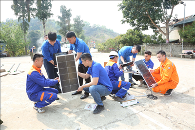 Bàn giao công trình “Ánh sáng bản làng” tại xã Chiềng Ngần (Sơn La)