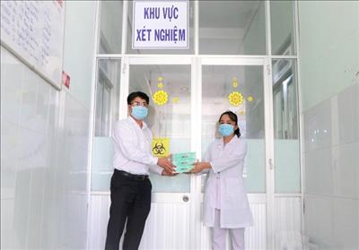 Công ty Nhiệt điện Vĩnh Tân trao tặng 200 bộ kit xét nghiệm nhanh COVID-19