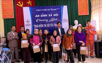 PC Yên Bái tặng quà Trung tâm Công tác xã hội và Bảo trợ xã hội tỉnh