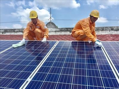 Solar power projects rush to make operation deadline