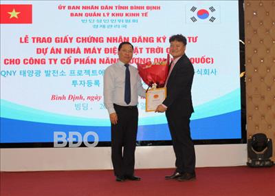 Handing investment license for QNY solar power project