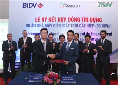 Signing the credit contract for Cat Hiep solar power project