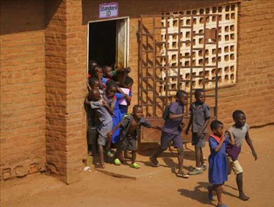 Solar backpacks: Poor Ivory Coast pupils' ray of hope