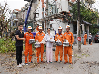 Người dân Quảng Ninh chung tay khắc phục lưới điện sau cơn bão số 3: Tinh thần đoàn kết và sự chia sẻ ấm áp