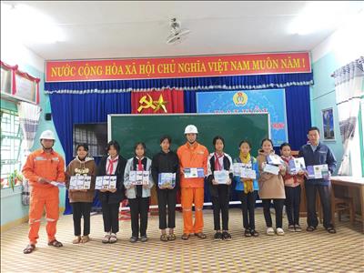 Gia đình cán bộ công nhân viên Công ty Điện lực Quảng Nam tiết kiệm 48.900kWh điện