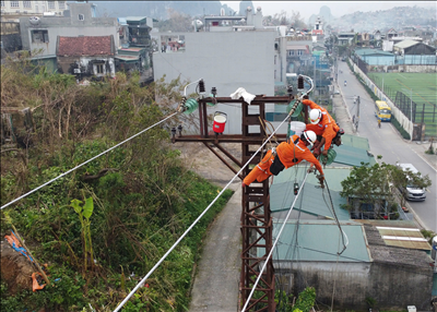 P/S ảnh: Căng mình khắc phục lưới điện tại Quảng Ninh