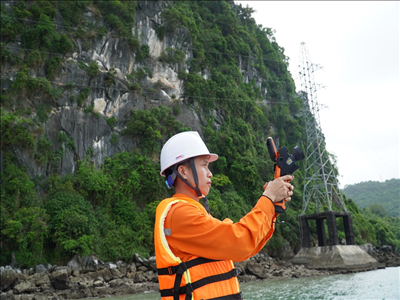 Những người thợ điện đảm bảo cung cấp điện nơi biển đảo, trong những ngày đón Xuân Ất Tỵ