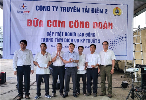 Công đoàn Công ty Truyền tải điện 2 tổ chức “Bữa cơm Công đoàn” tại Trung tâm dịch vụ kỹ thuật 2