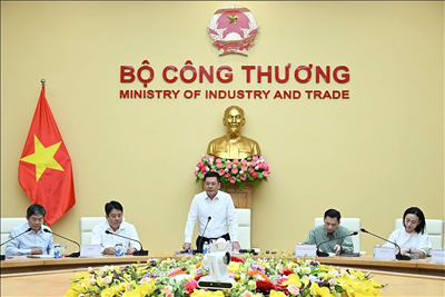 Bộ trưởng Bộ Công Thương Nguyễn Hồng Diên chủ trì cuộc họp tháo gỡ những vướng mắc để đẩy nhanh tiến độ các dự án lưới điện trọng điểm