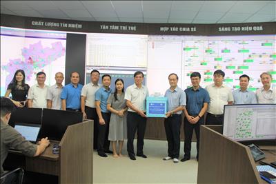 Lãnh đạo Công đoàn Điện lực Việt Nam thăm và tặng quà người lao động EVNICT nhân Tháng công nhân năm 2023