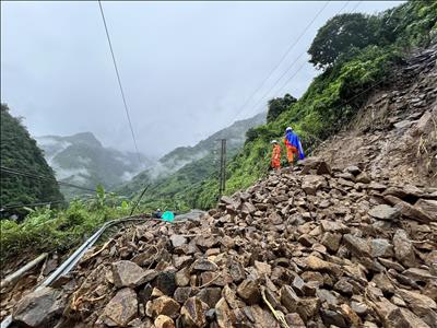 P/S ảnh: Công ty Điện lực các tỉnh phía Bắc khẩn trương khắc phục sự cố mưa lũ kéo dài 