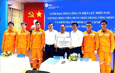 Thăm, tặng quà CNVCLĐ ngành điện huyện đảo Phú Quý trong Tháng Công nhân