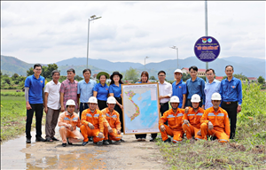 Phối hợp thực hiện Công trình Thắp sáng đường quê tại huyện Đam Rông