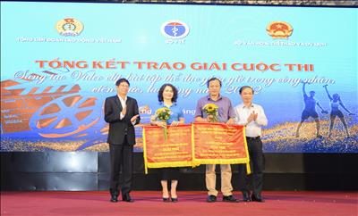 Công đoàn Điện lực Việt Nam được tặng cờ của Tổng Liên đoàn lao động Việt Nam tại Cuộc thi sáng tạo Video clip bài tập thể dục giữa giờ trong công nhân viên chức lao động