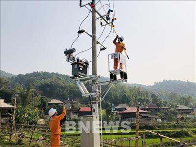 Điện lực Tủa Chùa (Điện Biên) đóng điện các trạm biến áp chống quá tải mùa nắng nóng