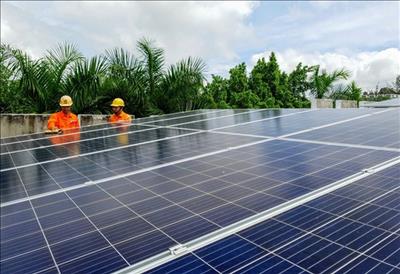 EVN suggests solutions to rooftop solar power-related issues