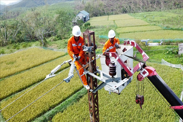 Sáng mãi hình ảnh người thợ điện áo cam hỗ trợ tỉnh Quảng Ninh khắc phục sự cố lưới điện sau bão số 3