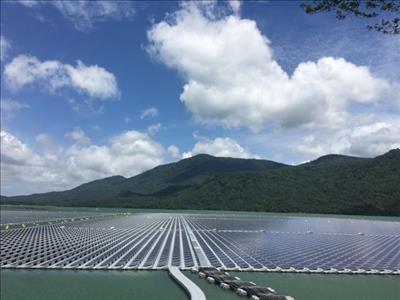 Hydro-floating solar farms: new opportunity for Việt Nam’s renewable energy sector