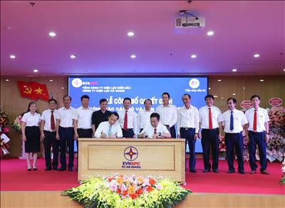 Công bố quyết định và bàn giao nhiệm vụ Giám đốc Công ty Điện lực Hà Giang
