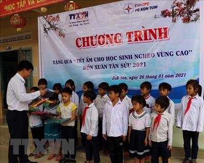 Vietnam News Agency brings warmer Tet to poor ethnic children in Kon Tum