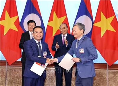 EVN signs MoU to buy electricity, develop power projects in Laos