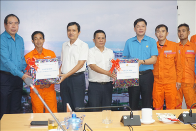 Tổng Liên đoàn lao động Việt Nam và Công đoàn Điện lực Việt Nam thăm và tặng quà công nhân lao động có hoàn cảnh khó khăn ở Trà Vinh