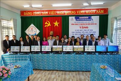 EVNNPT tặng 40 máy vi tính cho trường học ở Quảng Ngãi