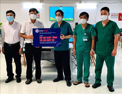 2 đơn vị thuộc EVN trao tặng 100 bộ máy tính và 100 máy in cho Bệnh viện Bạch Mai tại TP. Hồ Chí Minh