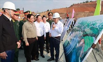 PM inspects expansion project of Hoa Binh Hydropower Plant
