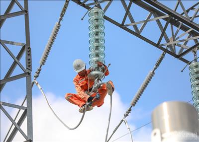 PS ảnh: Thợ điện chênh vênh trên cao lắp đặt hệ thống điện lưới quốc gia