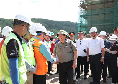 Chùm ảnh: Thủ tướng Chính phủ kiểm tra tiến độ, động viên người lao động thi công các dự án điện trọng điểm 