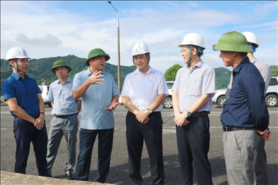 Thứ trưởng Bộ Nông nghiệp và Phát triển nông thôn kiểm tra công tác xả điều tiết lũ hồ Thủy điện Hòa Bình