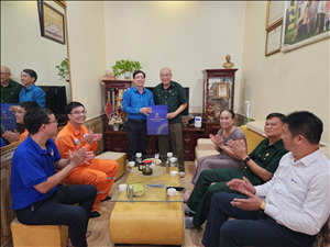 Công ty Điện lực Sơn La thăm, tặng quà Mẹ Việt Nam anh hùng  