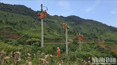 Chiến sĩ áo vàng “ăn cơm trên cột” khôi phục cấp điện sau mưa lũ