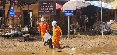 Những “chiến sỹ áo cam” căng mình thắp sáng qua cơn bão lũ