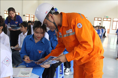 PC Sơn La: Tuyên truyền sử dụng điện an toàn cho học sinh Trường Phổ thông dân tộc nội trú tỉnh