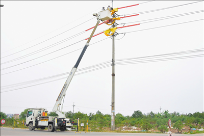 Một ngày làm việc của đội sửa chữa điện nóng EVNHANOI: Tận tâm trong từng thao tác