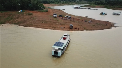 Ministry to review floating solar-power projects on lake in Đồng Nai