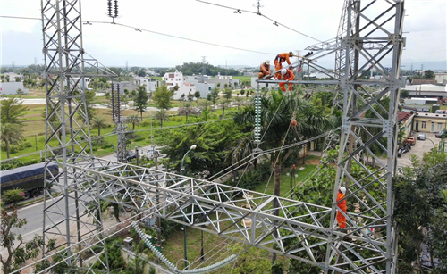 Truyền tải điện Quảng Ngãi huấn luyện kỹ năng sửa chữa đường dây tại mô hình thực hành