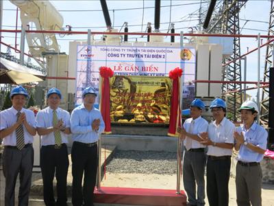 Gắn biển công trình chào mừng 20 năm vận hành đường dây 500 kV Bắc Nam