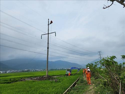 Sơn La: Cộng đồng đồng hành cùng thợ điện trong việc khắc phục hậu quả thiên tai
